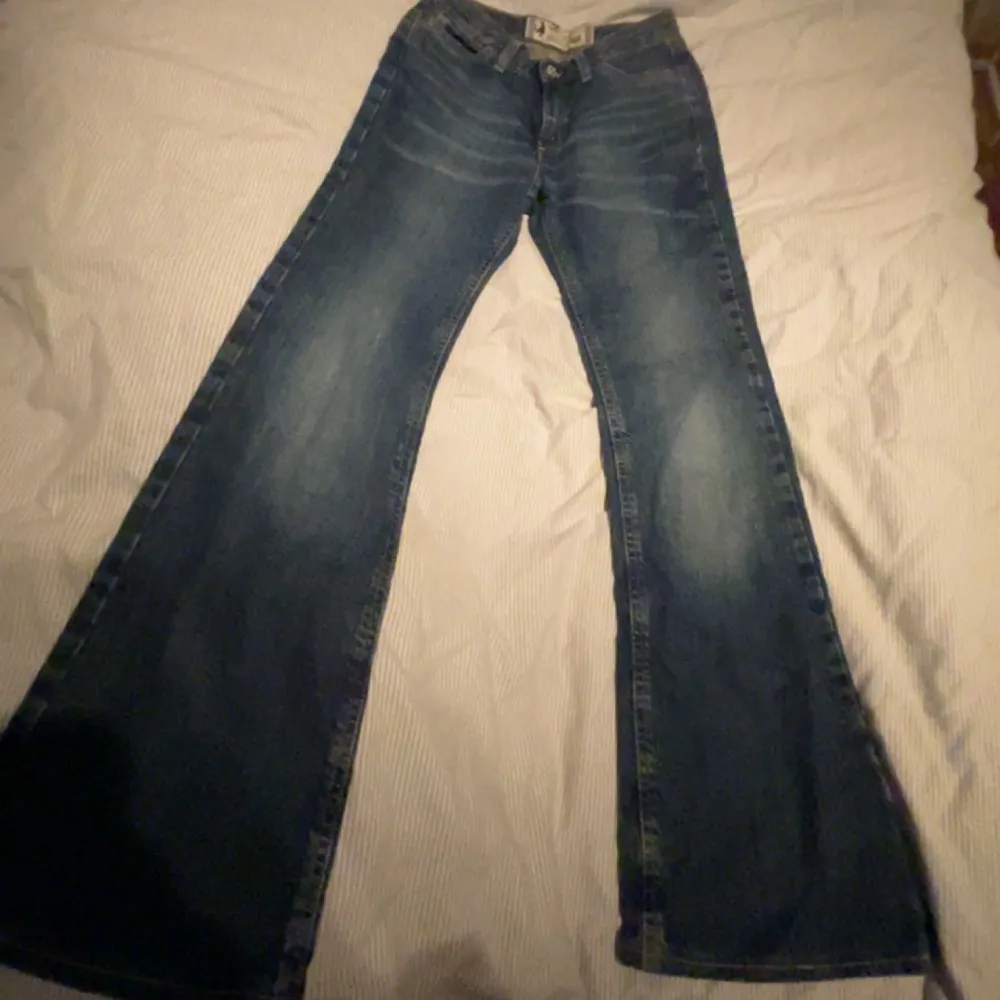 Ett par as snygga vintage jeans från det populära märket Crocker som sitter jättefint på kroppen . Nyskick!  waist= 30cm length= 96cm. Jeans & Byxor.