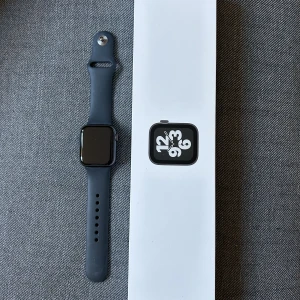 Apple Watch  - Säljer nu min Apple Watch klocka i färgen svart och färgen space gray på armbandet.  Den är i nyskick då det blev ett felköp.  Den har inga märken eller sprickor på skärmen.  Allt medföljer  Har även kvittot kvar.  Den är köpt på Netonnet för 3290 kr 