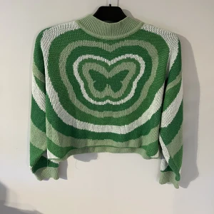 Tröja  - En grön stickad tröja med fjäril på, från h&m avdelning divided. Stolek S
