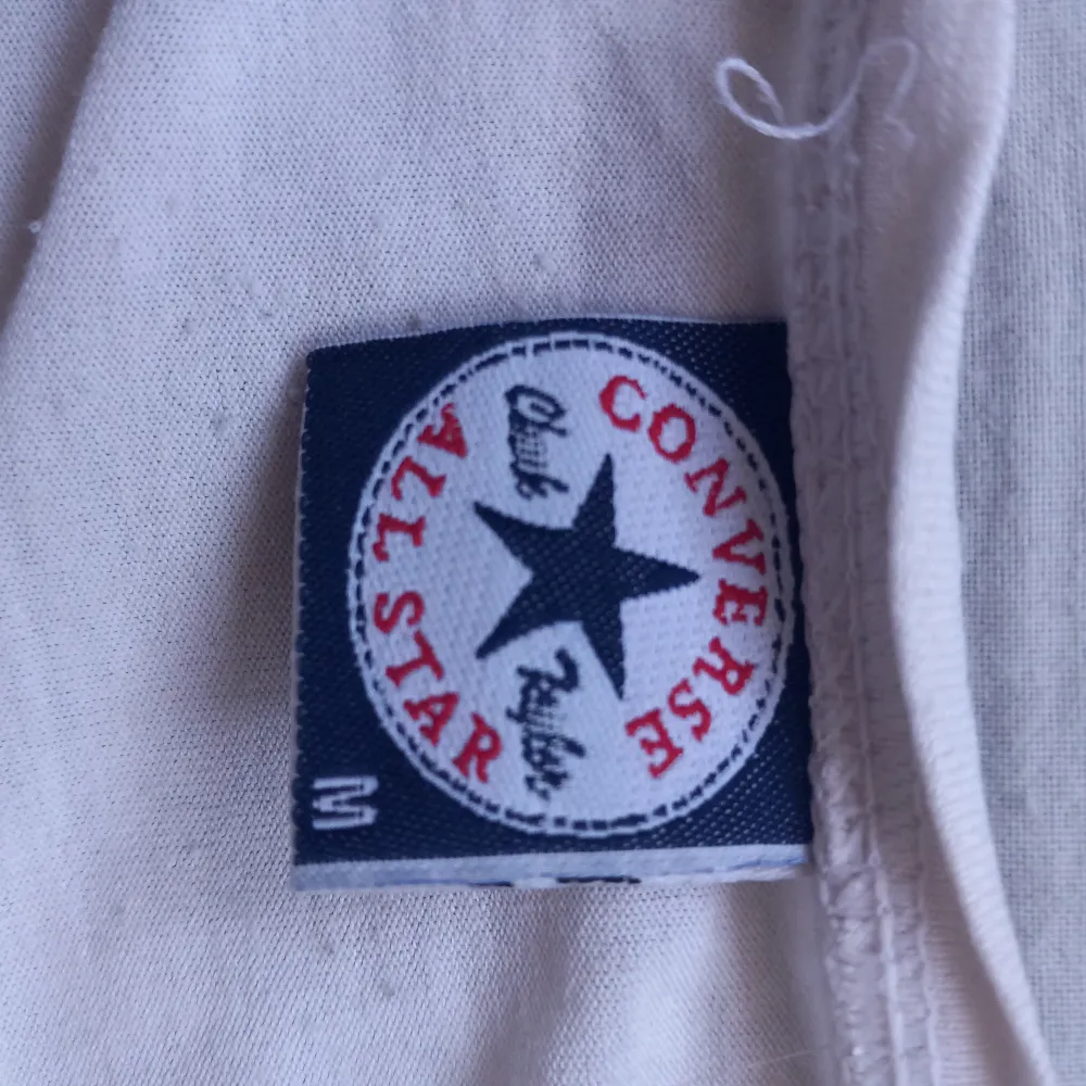 Säljer denna snygga converse T-shirt❣️Trycket på tröjan är lite avskavet annars är den i fint skick.. Tröjor & Koftor.