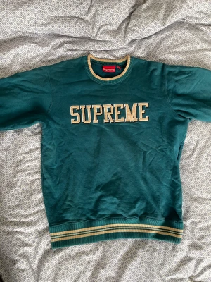 Supreme tröja - Supreme-tröja med grym, lite boxig passform. Fint skick, mindre färgskillnader på ryggen från när jag ramlade med tröjan på. Annars är den som ny.   Size M.