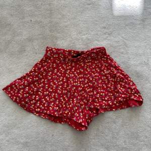 Blommig kjol med insydda shorts 