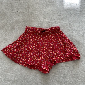 Blommig kjol/shorts - Blommig kjol med insydda shorts 