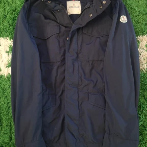 Moncler jacka - Blå moncler vindbreaker jacka med gömd luva, storlek 2 (lite mindre än Medium) Cond 9/10