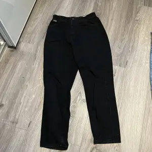 Svarta lee jeans i storlek 10