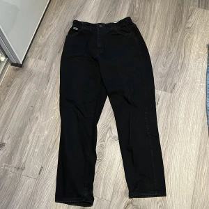 Lee jeans - Svarta lee jeans i storlek 10