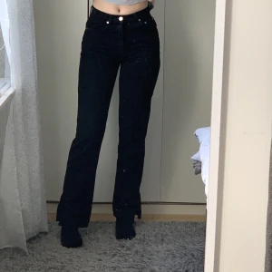 Jeans - Svarta jeans från Gina i deras storlek 36 tall. Så extra långa i benen. Så fina och bra kvalitet men använder aldrig längre tyvärr. En liten slits på utsidan längst ned vid anklarna. 