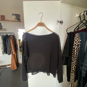 Svart glesstickad tröja från Zara, köpt på Sellpy. Fint skick utan tecken på användning. Samfraktar gärna! ❤️