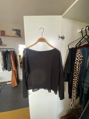 Svart glesstickad tröja från Zara, köpt på Sellpy. Fint skick utan tecken på användning. Samfraktar gärna! ❤️