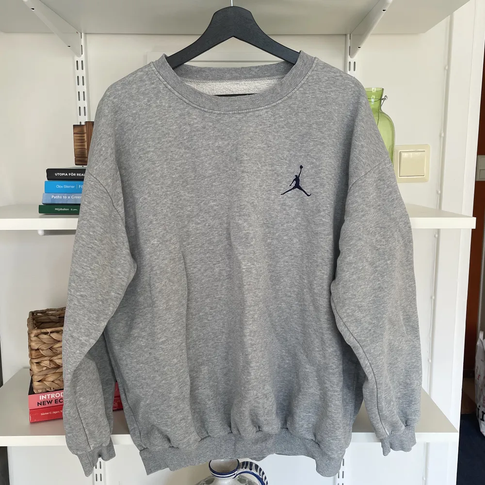 ”Oversized” collegetröja/sweatshirt köpt secondhand för några år sen. Storlek är ungefär M/38. Använt skick men inga större skador eller slitningar. Köpare står för frakten. Pris går att diskuteras :). Hoodies.