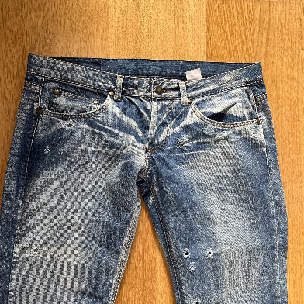 Säljer dessa sjukt snygga low waist jeans då de är för små för mig! Köpt på plick och har inte använts av mig!💕. Jeans & Byxor.