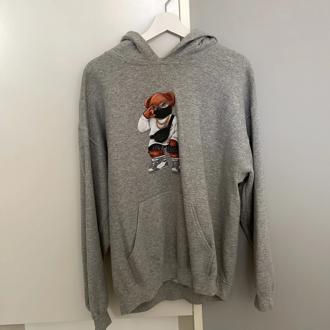 Grå hoodie