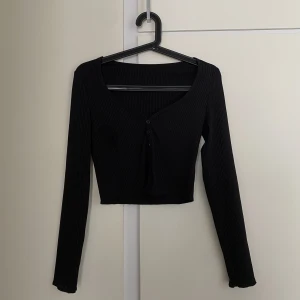 Svart långärmad croptop med knappar - Endast tvättad och testad. Storlek S 