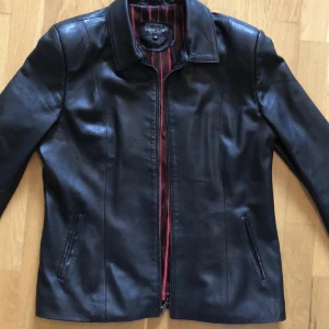 Skinnjacka  - Säljer denna ursnygga skinnjacka köpt från plick (Lånade bilder). Inga defekter utom att dragkedjan inte funkar. Passar mig i storlek som har S, en bra baggy passform ☀️