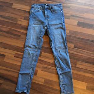 blå jeans ifrån bikbok. nästintill helt oanvända, dom har mest legat i en byrå därför dom är lite skrynkliga. Jag har storlek M i vanliga fall men dom gånger jag testat dessa byxor sitter dom bra fast det är L på dom. 