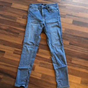 jeans  - blå jeans ifrån bikbok. nästintill helt oanvända, dom har mest legat i en byrå därför dom är lite skrynkliga. Jag har storlek M i vanliga fall men dom gånger jag testat dessa byxor sitter dom bra fast det är L på dom. 