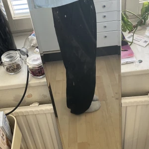 Svarta manchesterbyxor  - Coola baggy svarta manchesterbyxor, ganska stora i midjan och är lite uppklippta men annars så är dom i väldigt bra skick:))