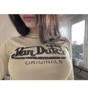 Långärmad Von Dutch tröja i beige färg  Säljer eftersom den va för tight för mig, köpt här på Plick 💕