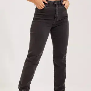 Svarta Abrand jeans i modellen A ’94 Hogh Slim, som knappt använda men är lite urtvättade (modellen är så). Waist 26, men passar 25. Köpta för 999.  Supersnygga men används tyvärr inte längre! 