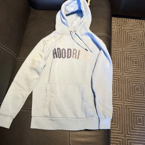 Hoodrich turkos hoodie  - En ljus blå hoodrich hoodie värde 800 kr. Väldig bra skick och inte använd så mycket, inget fel på den och extremt bekväm!