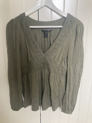 Grön blus  - Vintage grön blus från H&M men fina detaljer vid byst!