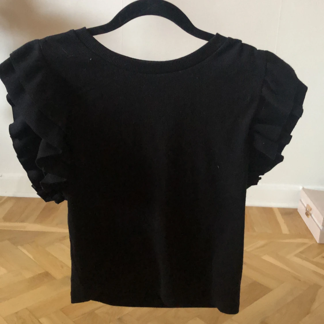 Svart top volangärm