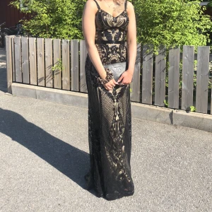 Balklänning - Vacker balklänning med 1800-tals inspiration som verkligen gör sig snyggt på kroppen och kramar den på alla rätta ställen! Kände mig som en prinsessa under kvällen. Lite varm om det är 25+ utomhus men annars superskön 🥰 Köpt för 1600kr, använd en kväll!