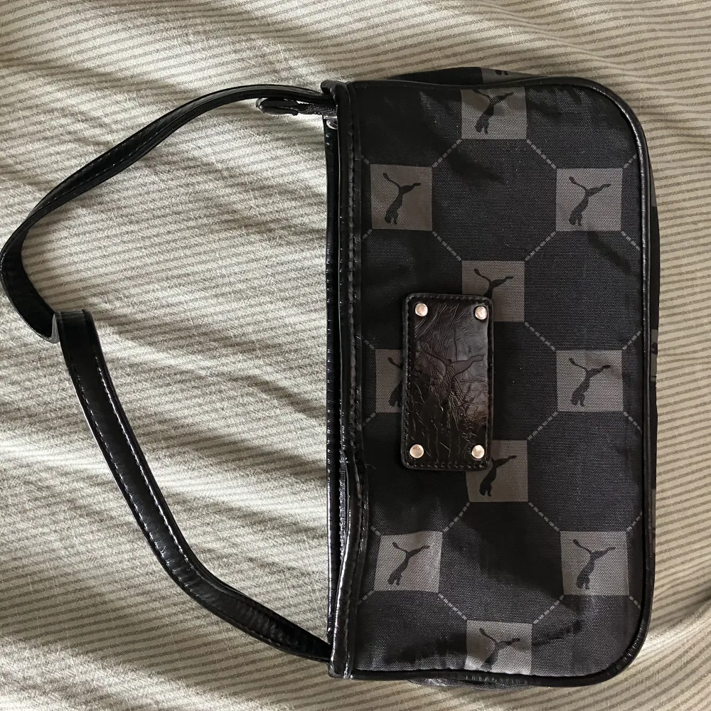 Svart&Grå handväska från Puma. Väskor.