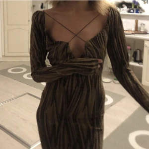 Glittrig klänning - Använd en gång 