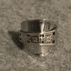 En ny silver ring gjort av  en sked från prinsessan Madeleine. Pris 300kr  Meddela vid intresse eller frågor tack.