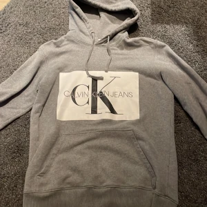 Calvin Klein hoodie - Grå ck hoodie som nästan aldrig används skick 9,5/10. Nypris 1199 kr. 