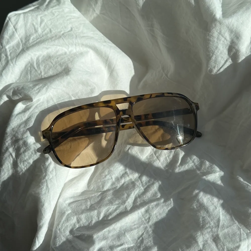 Solglasögon från NAKD i acceptabelt skick, frakt på 49 kr tillkommer!. Accessoarer.