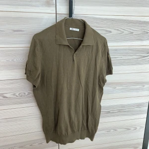 Stickad tröja  - Stickad tröja från Zara. Väldigt bra skick! Använd fåtal ggr.