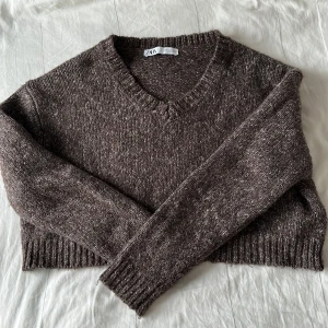 Stickad tröja - Superfin men kommer inte till användning. Den är i storlek M men croppad!