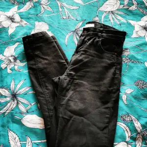 Black Jean from Pull & Bear. Size 36. High raise. Used but still in good condition. Color slightly fainted