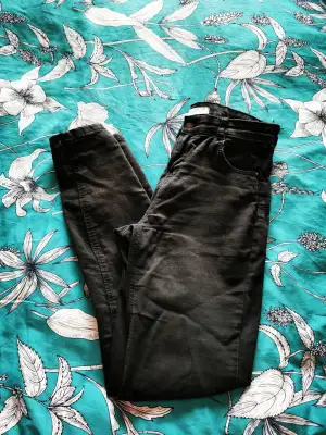 Black Jean from Pull & Bear. Size 36. High raise. Used but still in good condition. Color slightly fainted