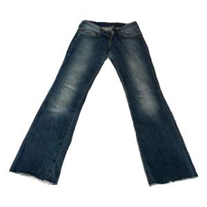 Lågmidjade jeans från Lee! På lappen är storleken 27/31 men de är något kortare då de är klippta längst ner. Midja: 38cm rakt över Innerbenslängd: 73cm FLER JEANS PÅ MIN SIDA! 💕