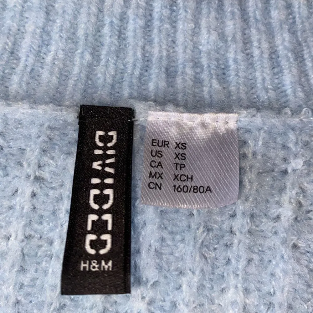 Säljer denna blå stickade koftan från H&M. Den är sällan använd och i bra skick! . Tröjor & Koftor.