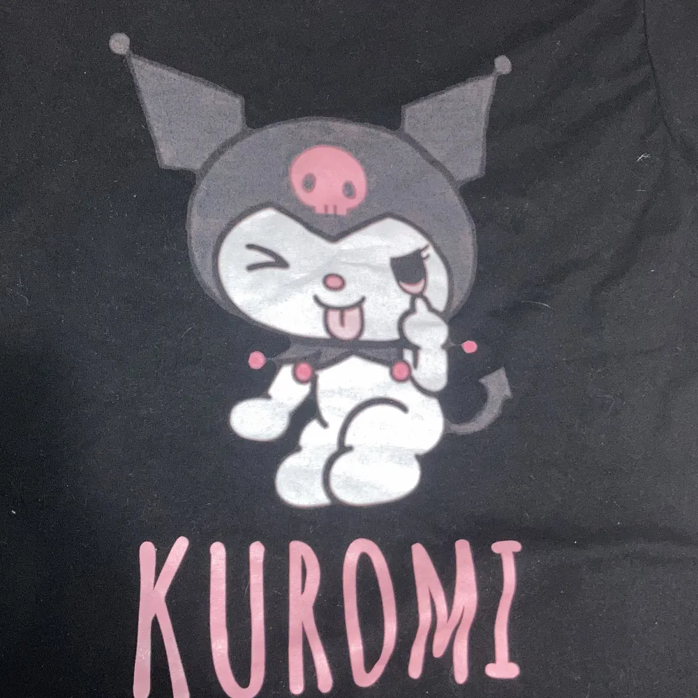 Supersöt tröja med kuromi som är gjord i t-shit baren så den är ej sanrio märkt. Aldrig använd endast testad! ❤️. T-shirts.