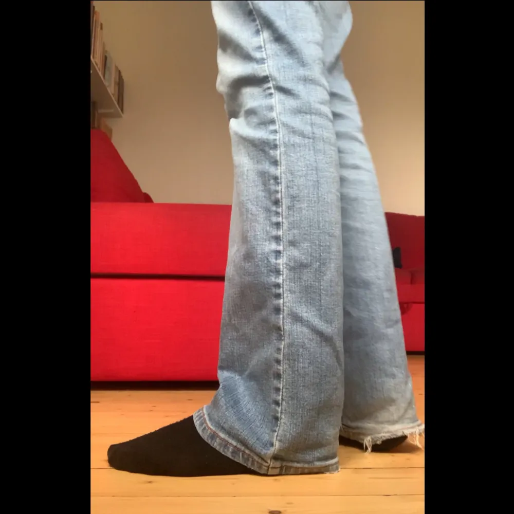 Lågmidjade jeans! Lite slitna längst ner (bild två). Jag är 170 cm för referens. Skriv gärna om du vill ha fler bilder eller mått :)  . Jeans & Byxor.