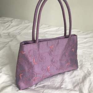 Superfin vintage handväska med rosa broderier💌