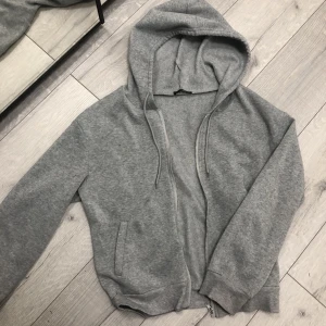 Sippup tröja/kofta - Jätte fin och bekväm sippup med väldigt skönt material och en Teddy liknande insida, perfekt till sommaren då den är lite tunnare! Säljer då den blivit för liten, hör av dig vid fler frågor❤️