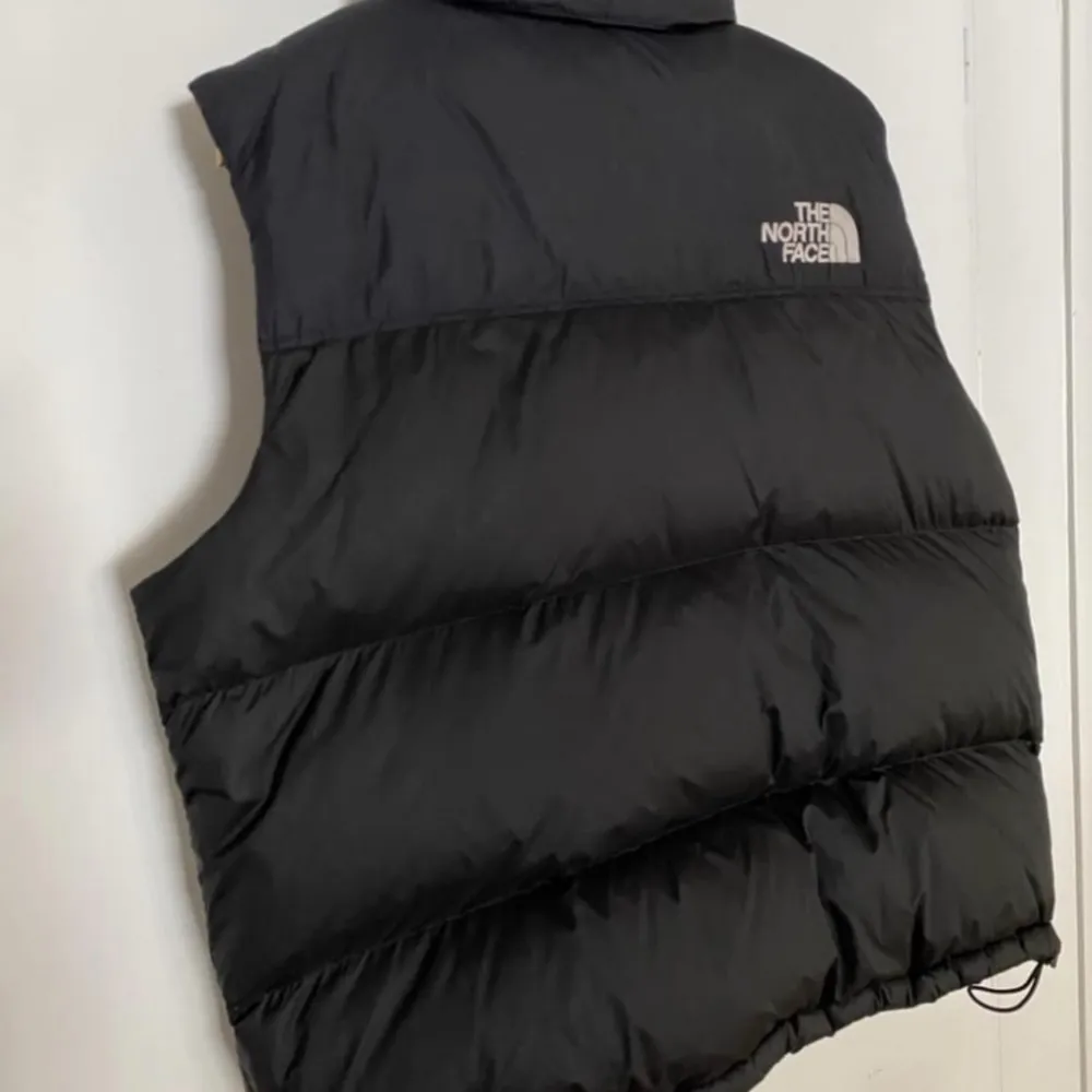 Säljer nu min North face väst då den har blivit för liten och inte passar längre. Västen är i ett gott skick då den bara användes under förra höst/våren. Storlek Medium. Kostade 2800 ny.     Pris går absolut att diskutera!!. Jackor.