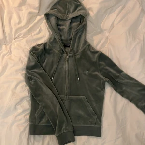 Juice kofta  - Jucy kofta i färgen chinos green köpte den för 1200kr från Nelly.com för några månader sedan. Men har nästan aldrig använt den. Den är i storlek M men är ganska liten i storleken så skulle säga att den sitter som en S. Skriv privat för fler bilder.💞