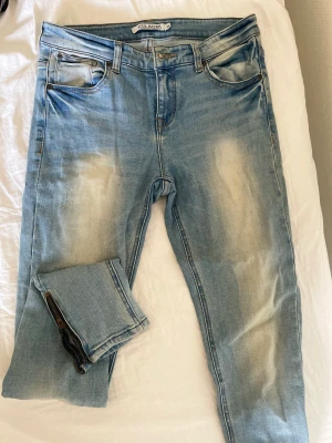 Jeans - Fina ljusblåa jeans i strl 28💙 Dragkedja nere vid foten, går till under naveln på mig som 170.