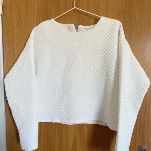 Vit träja - Cool tröja köpt på secondhand. Lite tjockare och stelare i materialet🤍
