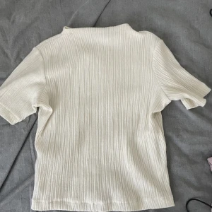 Zara topp - En jättefin super skön tröja från zara i strl M! Materialet är jätte skönt och väldigt stretchigt. Säljer för 55kr + frakt (50kr) 💞💞