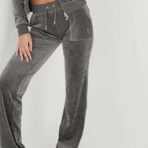 Juciy byxor - Jag säljer nu mina juciy byxor då jag inte längre vill ha de eftersom jag inte tycker de är så fina längre