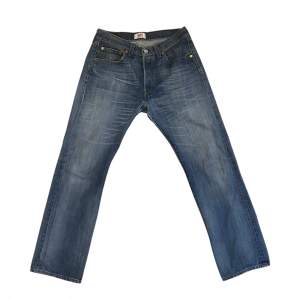Feta Levis jeans i helt okej kondition. Om du vill ha mer informatione eller bilder med dem på så skriv 😁