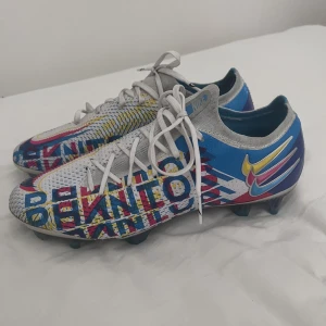 Fotbollsskor  - Nike Phantom GT Elite FG 3D i storlek 39. Endast använda 2 gånger! Lite missfärgade från gummit men annars som nya🙌🏼köpta för 1800!